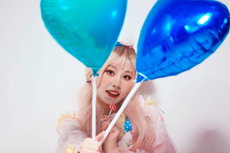 穿着糖果洛丽塔服装庆祝生日的亚洲少女图片