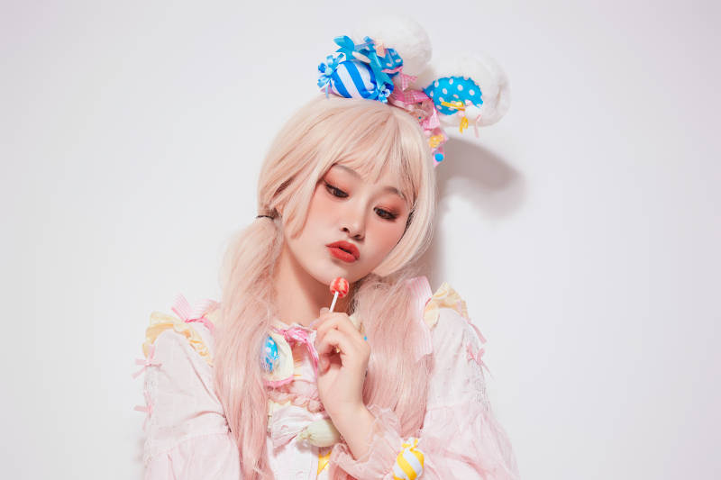 穿着糖果洛丽塔服装庆祝生日的亚洲少女图片