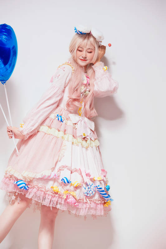 穿着糖果洛丽塔服装庆祝生日的亚洲少女图片
