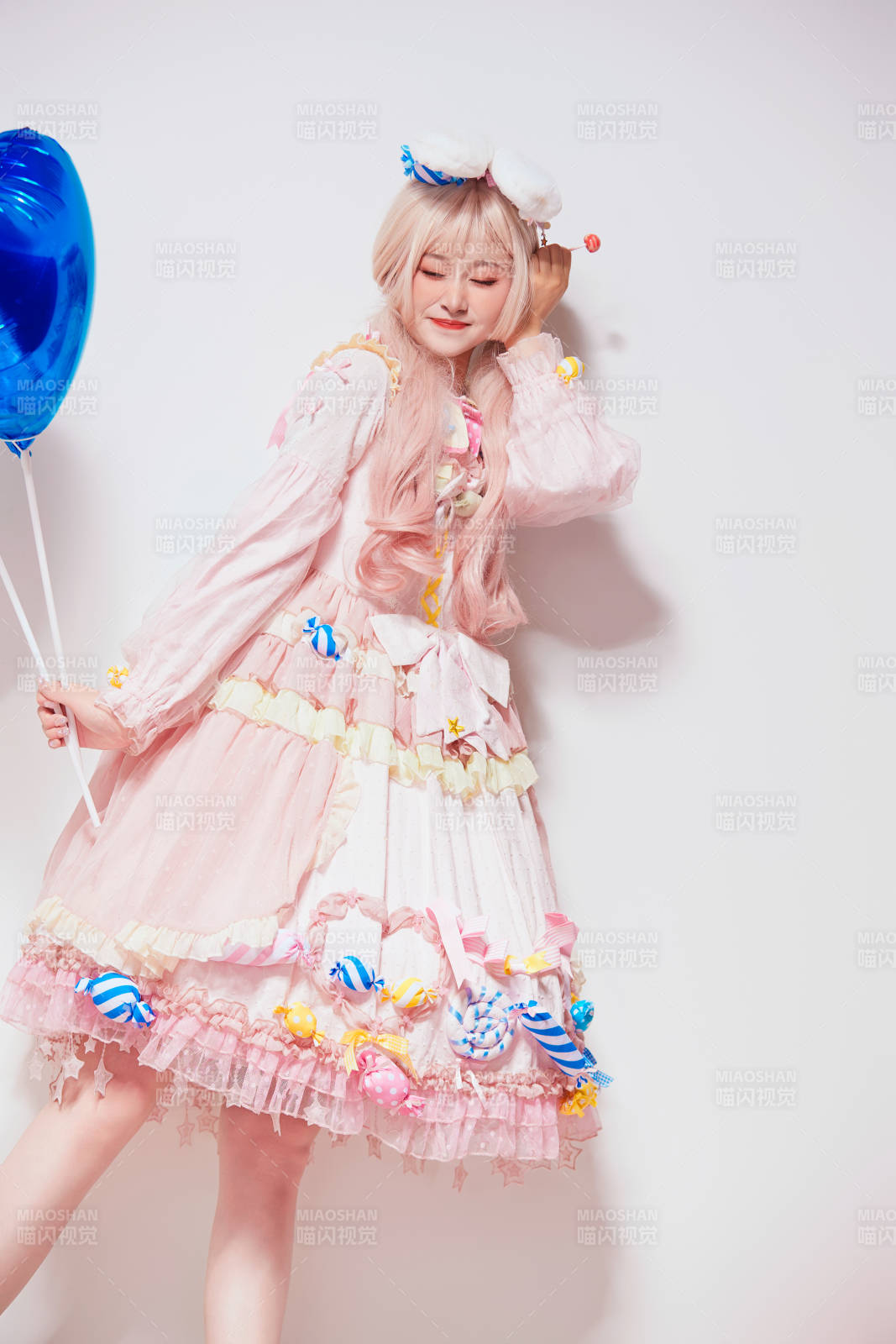 穿着糖果洛丽塔服装庆祝生日的亚洲少女图片