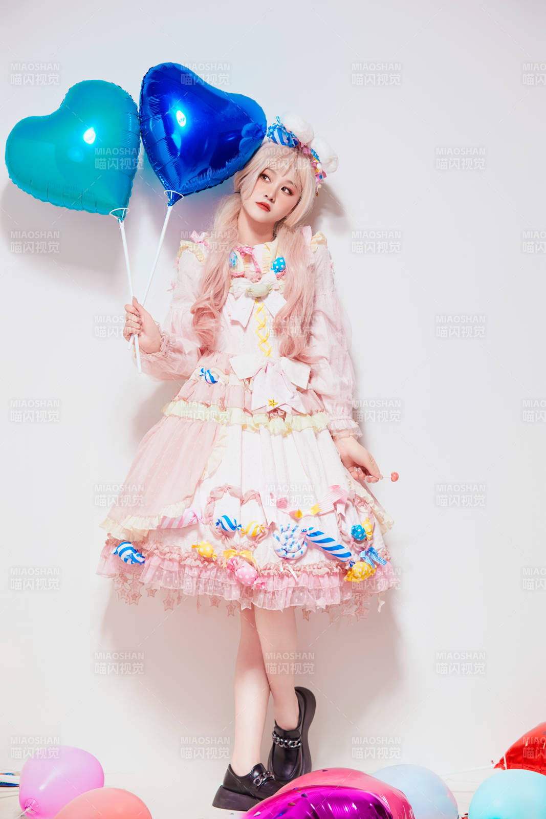 穿着糖果洛丽塔服装庆祝生日的亚洲少女图片