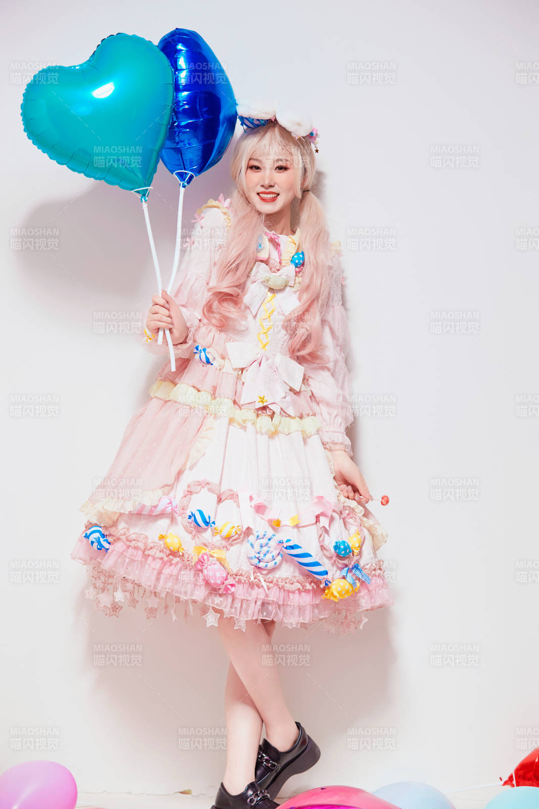 穿着糖果洛丽塔服装庆祝生日的亚洲少女图片