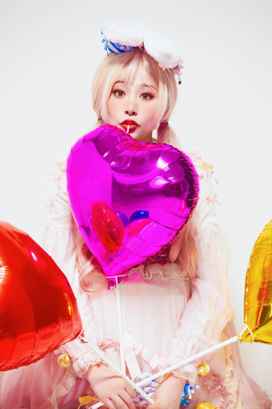 穿着糖果洛丽塔服装庆祝生日的亚洲少女图片