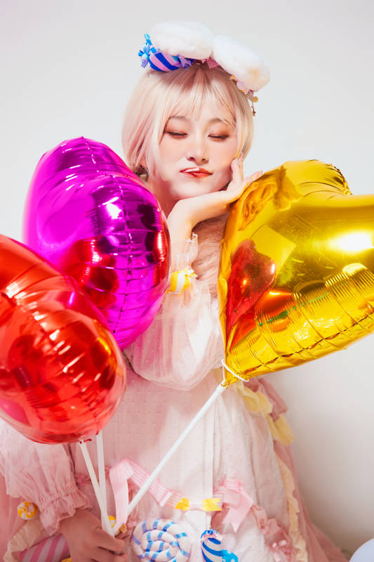 穿着糖果洛丽塔服装庆祝生日的亚洲少女图片