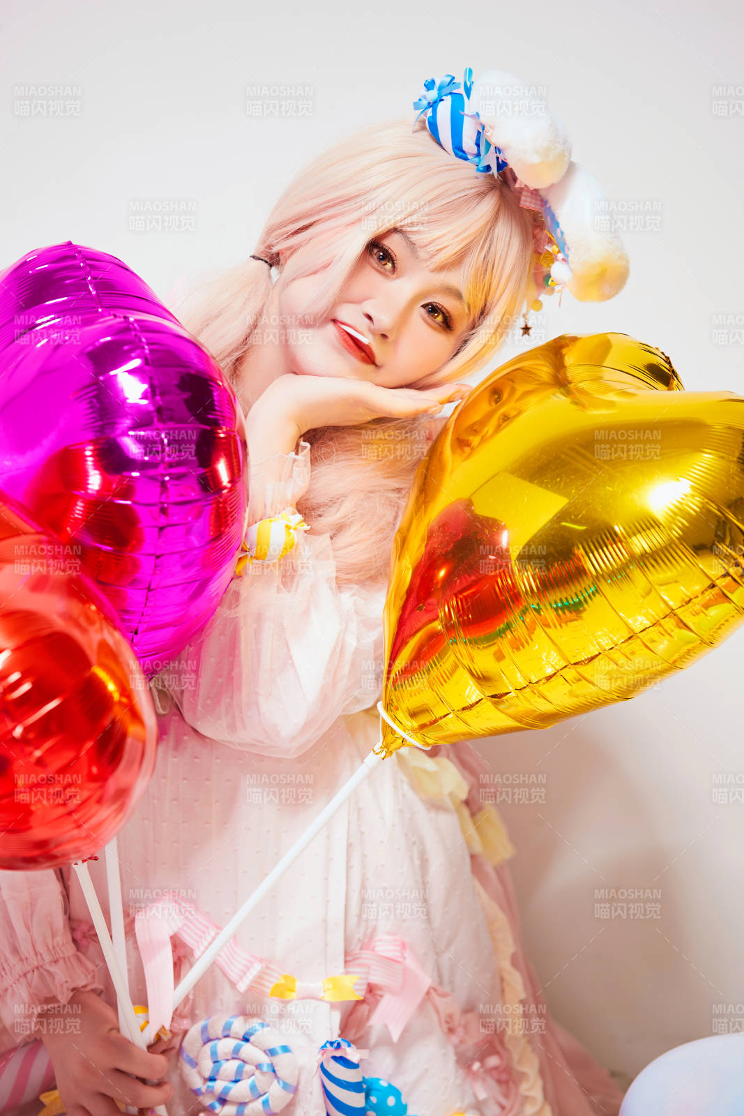 穿着糖果洛丽塔服装庆祝生日的亚洲少女图片