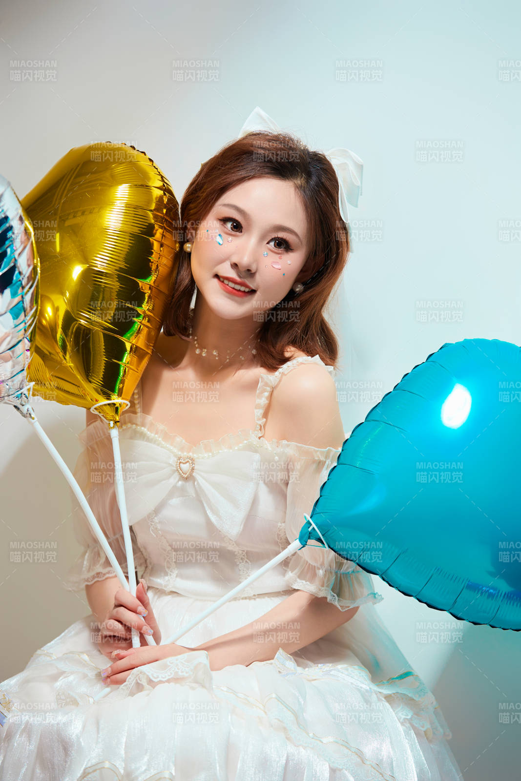 穿着公主裙手拿气球庆祝生日的亚洲女性图片