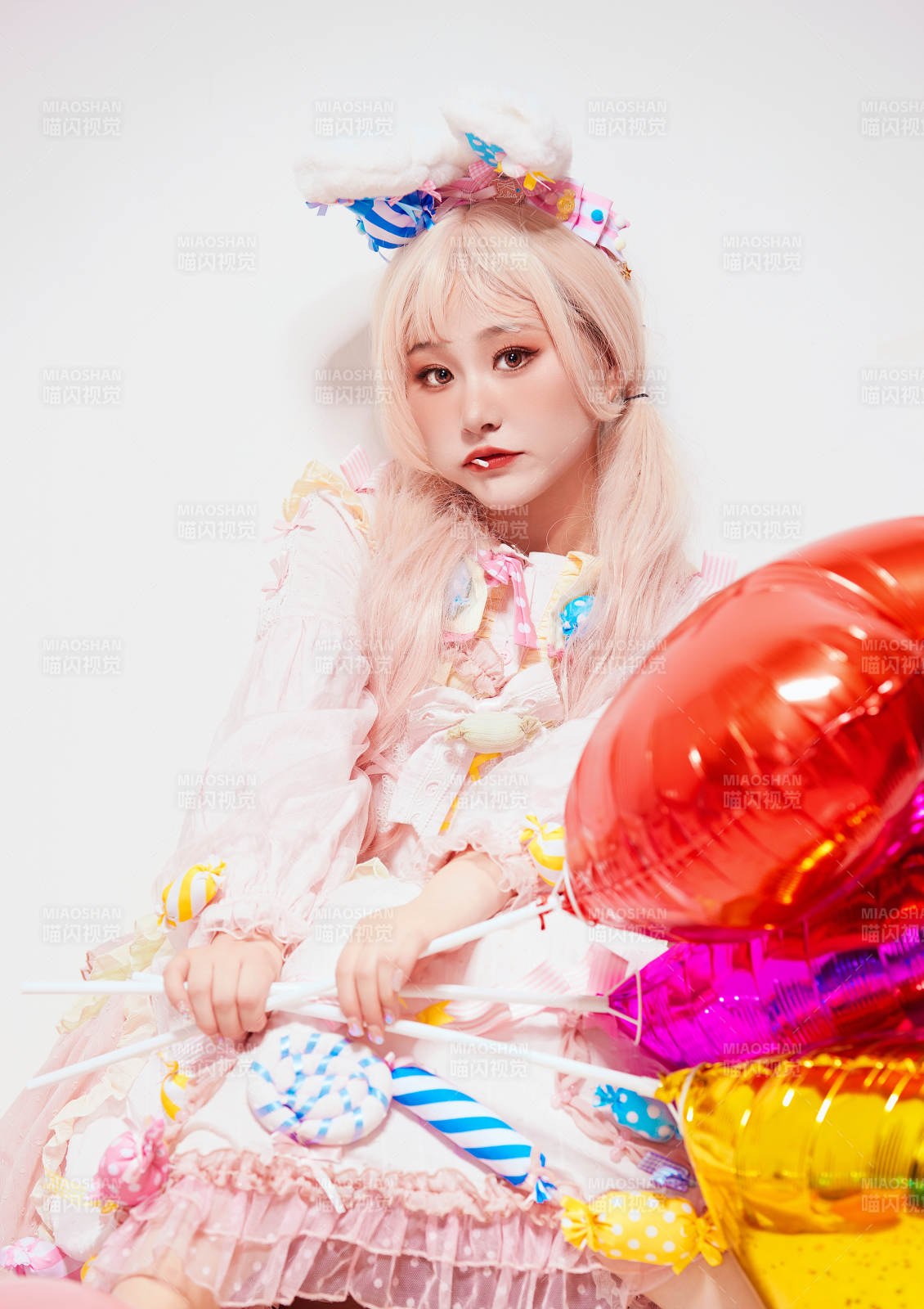 穿着糖果洛丽塔服装庆祝生日的亚洲少女图片