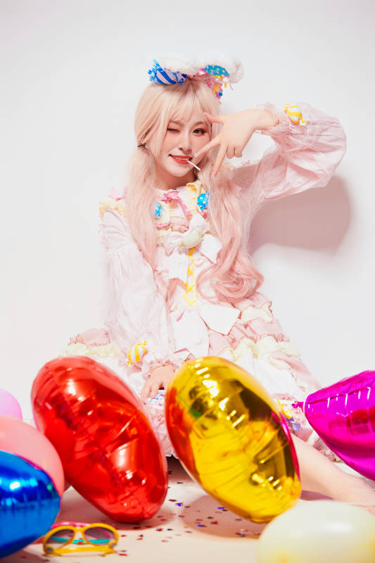 穿着糖果洛丽塔服装庆祝生日的亚洲少女图片