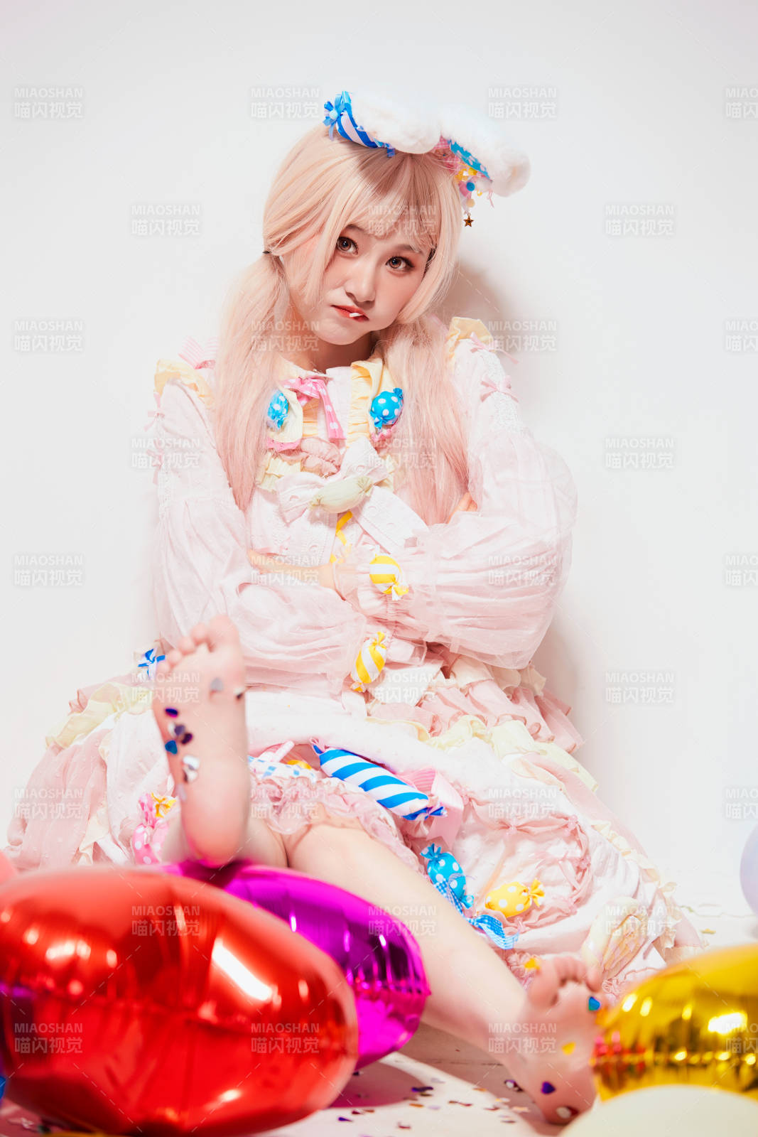 穿着糖果洛丽塔服装庆祝生日的亚洲少女图片