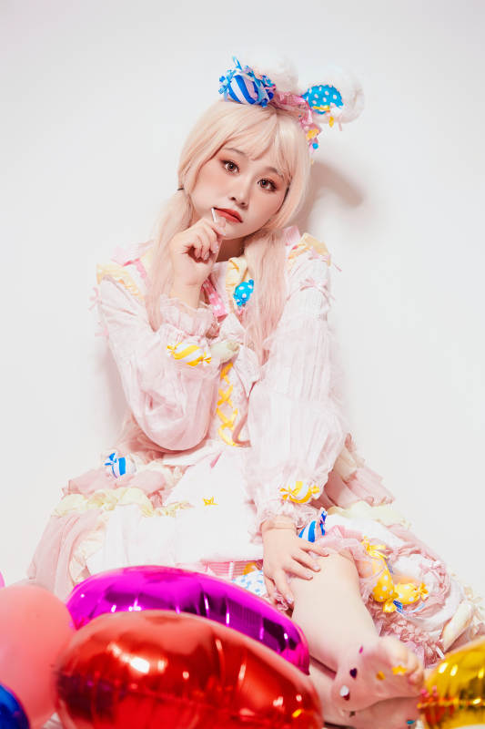穿着糖果洛丽塔服装庆祝生日的亚洲少女图片