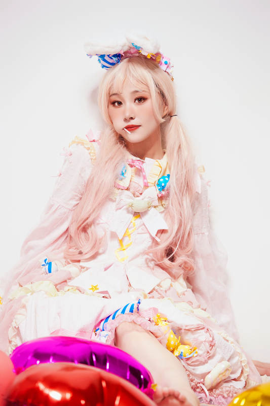 穿着糖果洛丽塔服装庆祝生日的亚洲少女图片
