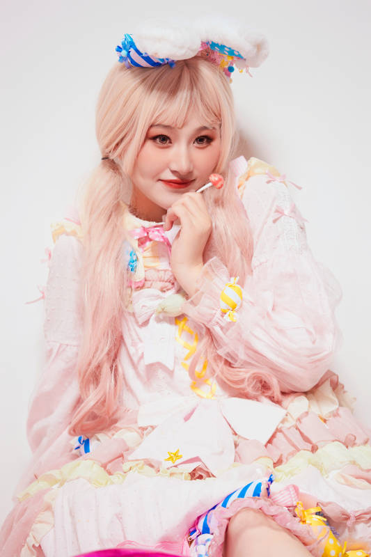 穿着糖果洛丽塔服装庆祝生日的亚洲少女图片