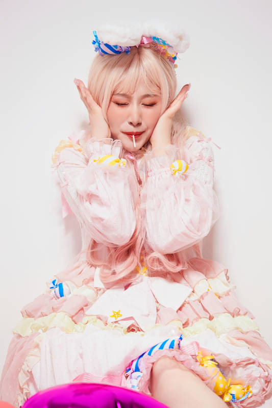 穿着糖果洛丽塔服装庆祝生日的亚洲少女图片