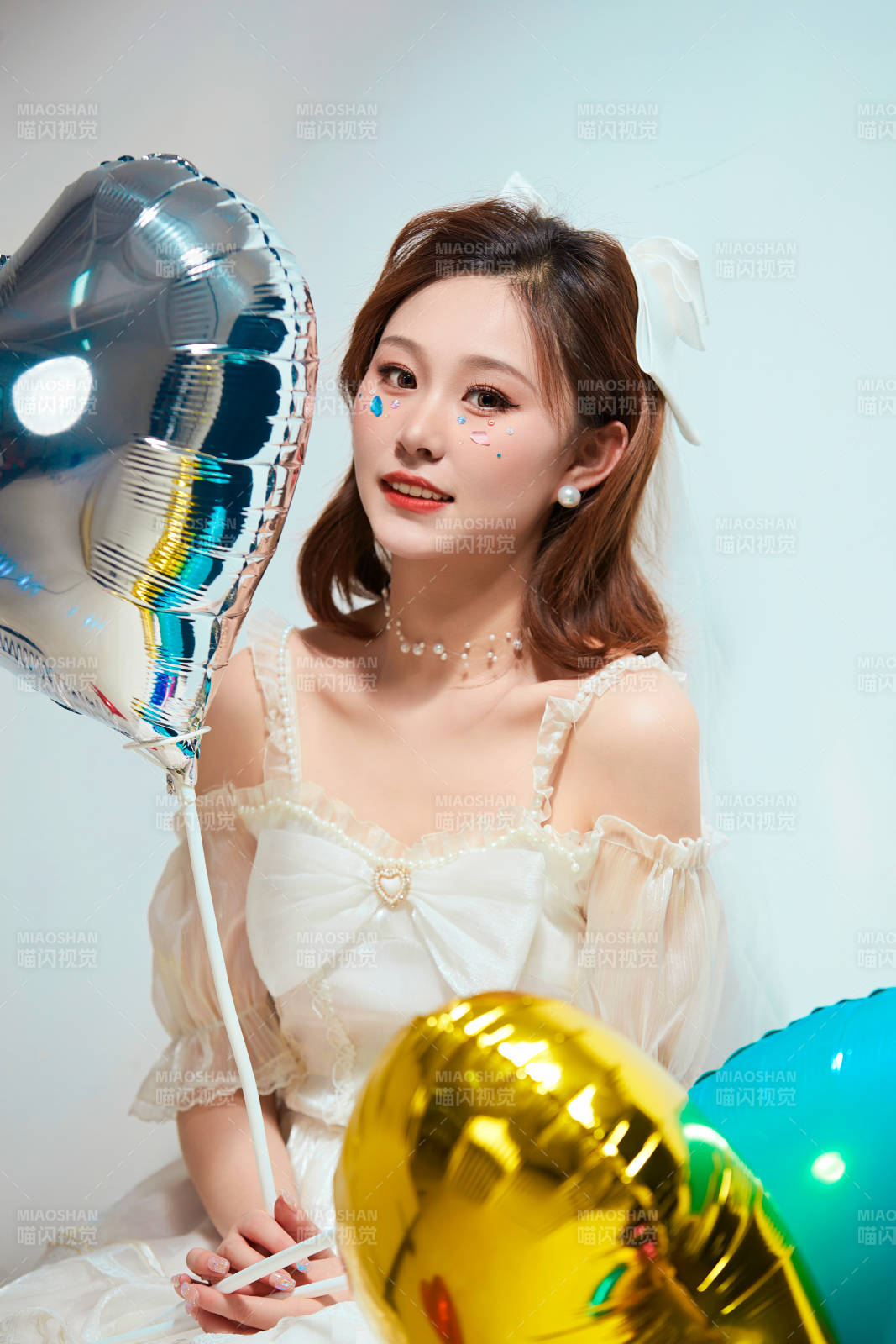 穿着公主裙手拿气球庆祝生日的亚洲女性图片