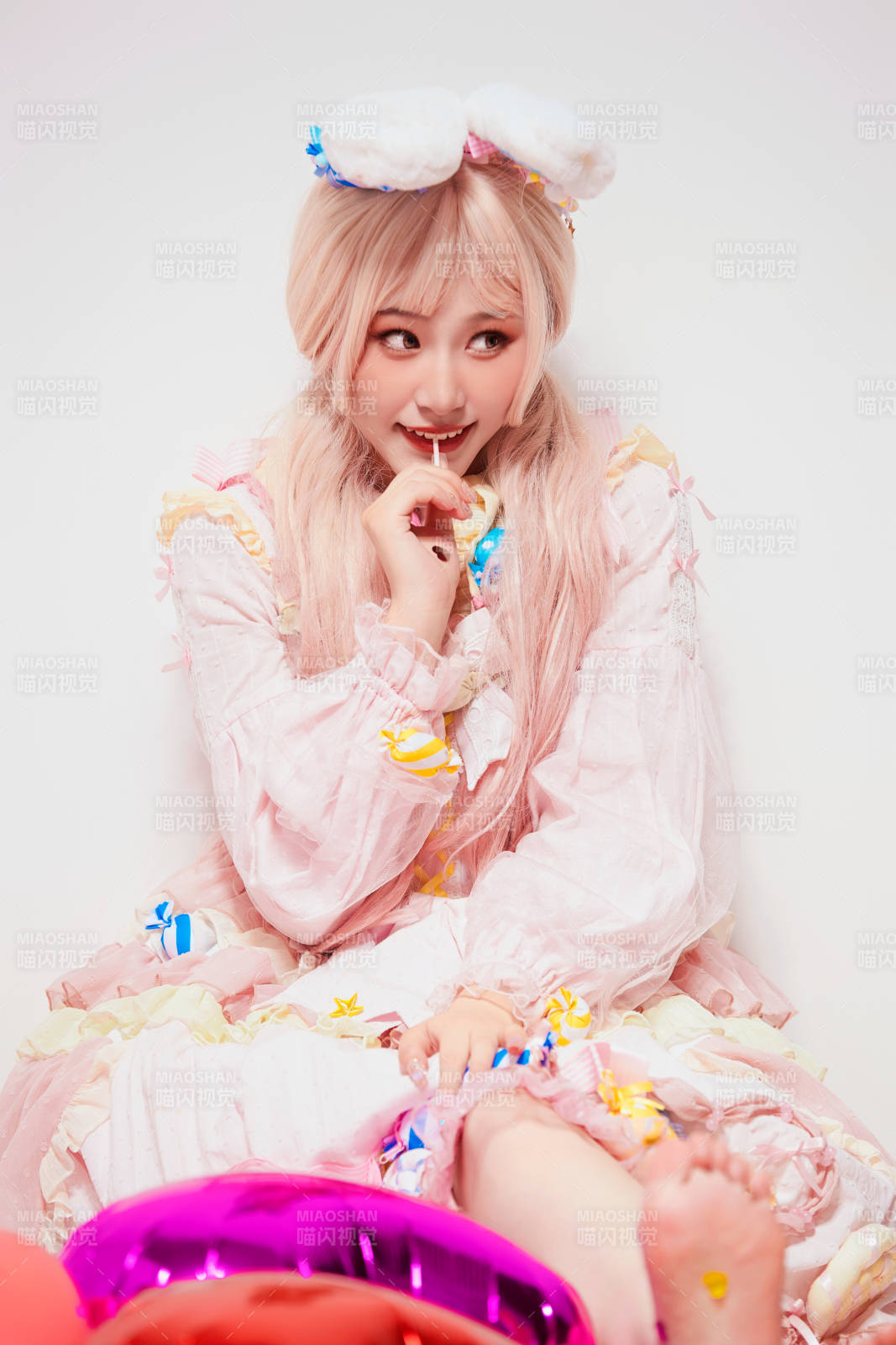 穿着糖果洛丽塔服装庆祝生日的亚洲少女图片