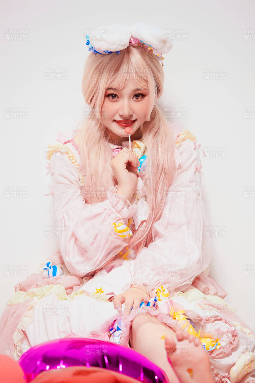 穿着糖果洛丽塔服装庆祝生日的亚洲少女图片