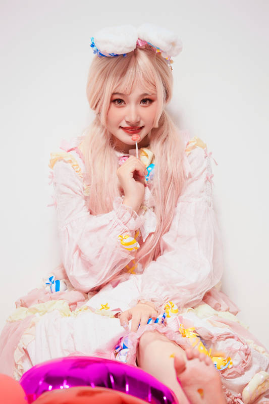 穿着糖果洛丽塔服装庆祝生日的亚洲少女图片