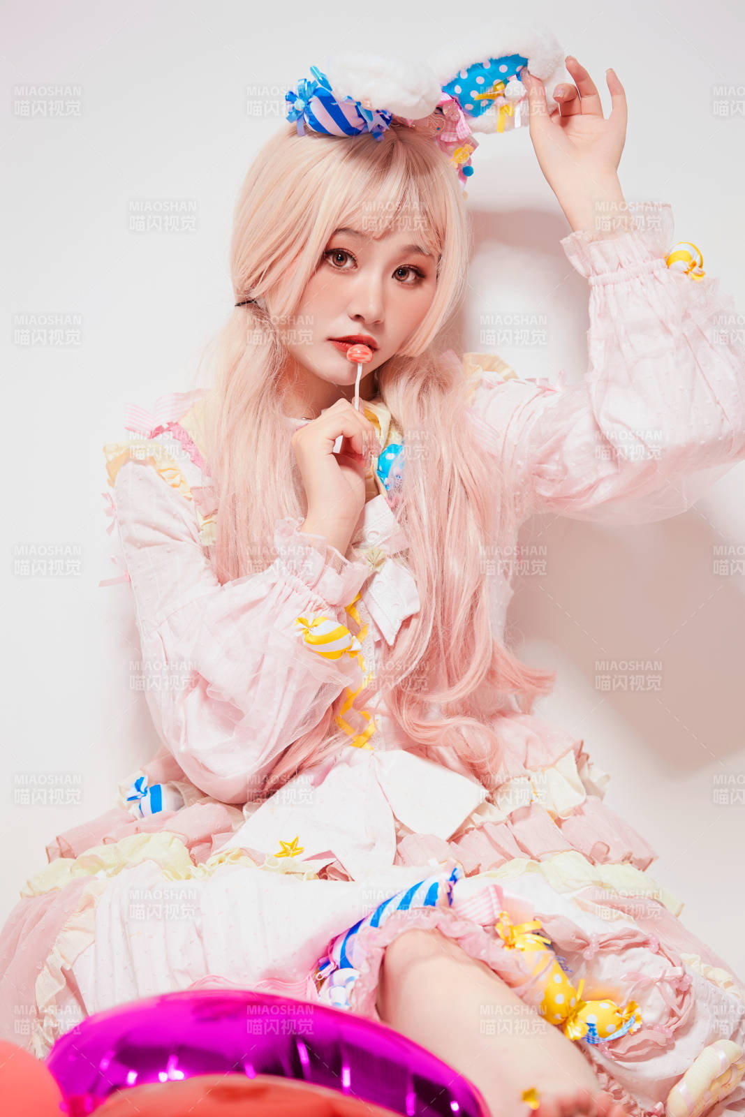 穿着糖果洛丽塔服装庆祝生日的亚洲少女图片