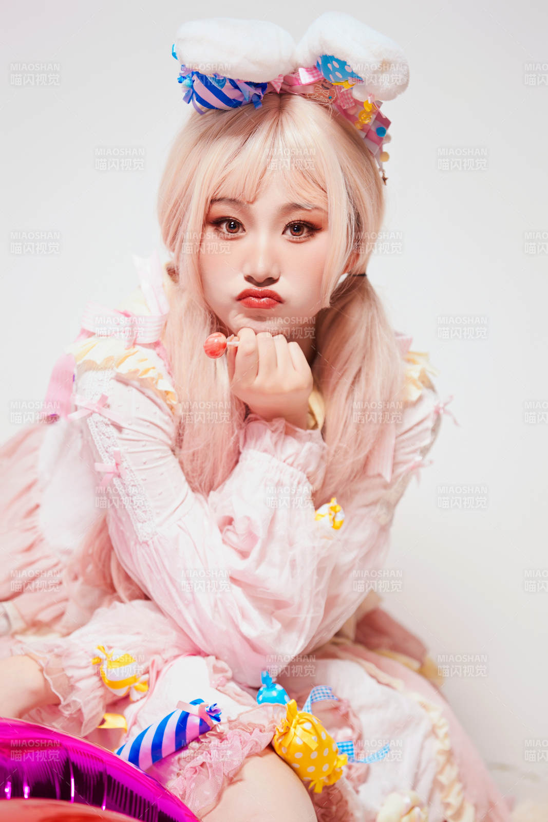 穿着糖果洛丽塔服装庆祝生日的亚洲少女图片