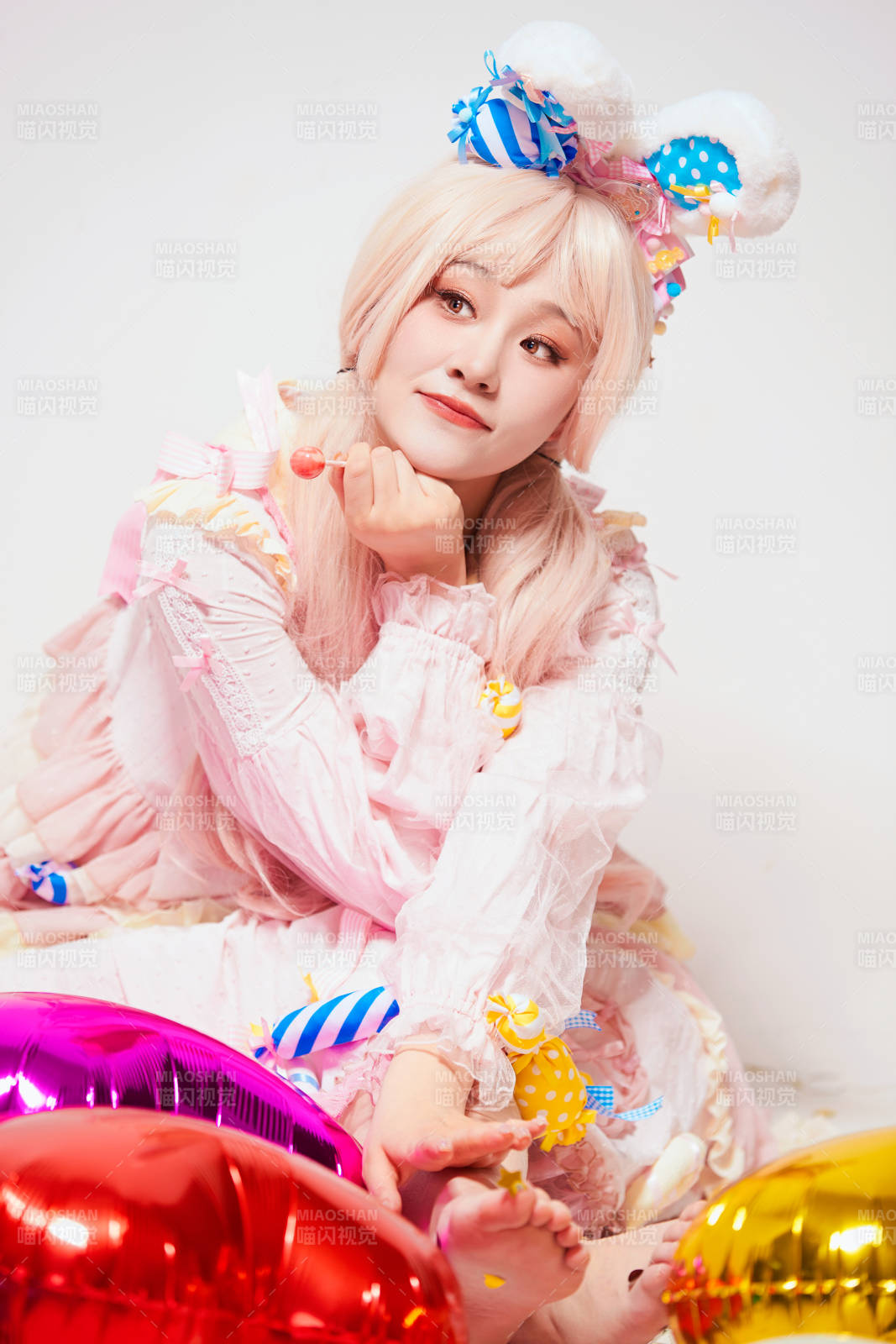 穿着糖果洛丽塔服装庆祝生日的亚洲少女图片