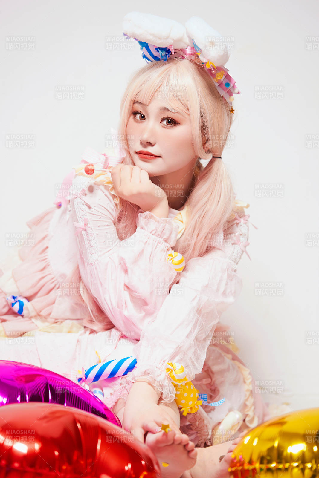 穿着糖果洛丽塔服装庆祝生日的亚洲少女图片