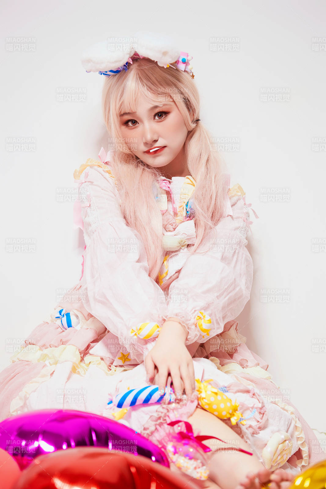 穿着糖果洛丽塔服装庆祝生日的亚洲少女图片