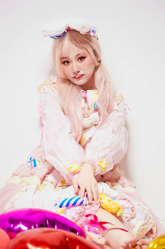穿着糖果洛丽塔服装庆祝生日的亚洲少女图片
