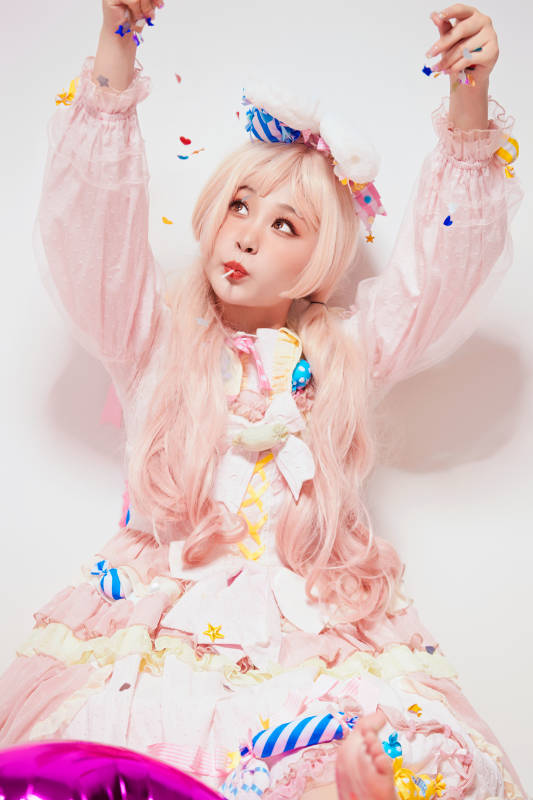 穿着糖果洛丽塔服装庆祝生日的亚洲少女图片