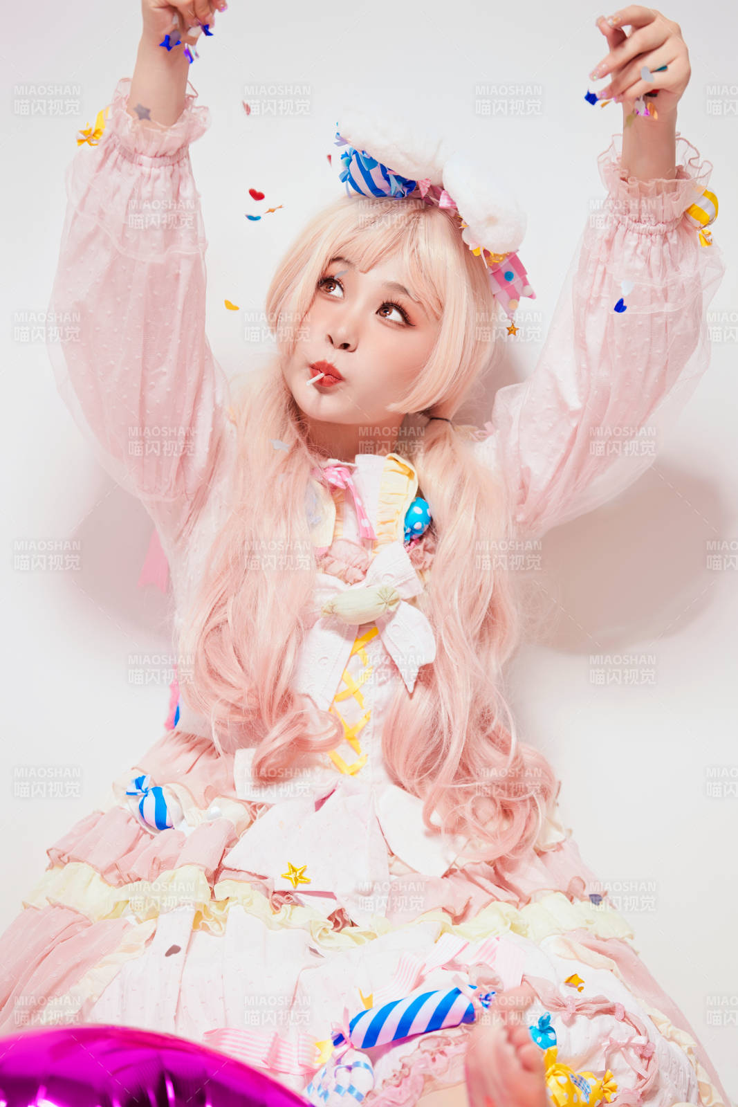 穿着糖果洛丽塔服装庆祝生日的亚洲少女图片