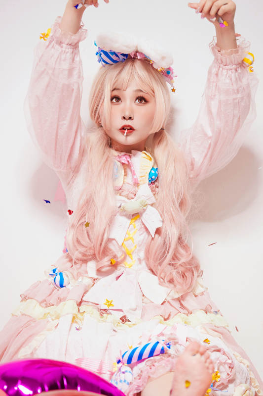 穿着糖果洛丽塔服装庆祝生日的亚洲少女图片