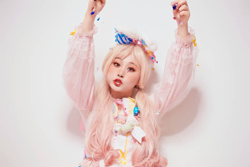 穿着糖果洛丽塔服装庆祝生日的亚洲少女图片