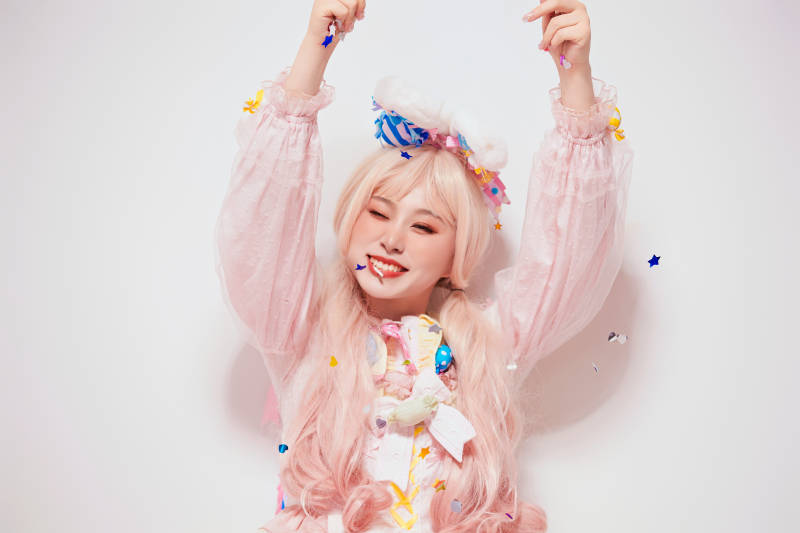 穿着糖果洛丽塔服装庆祝生日的亚洲少女图片