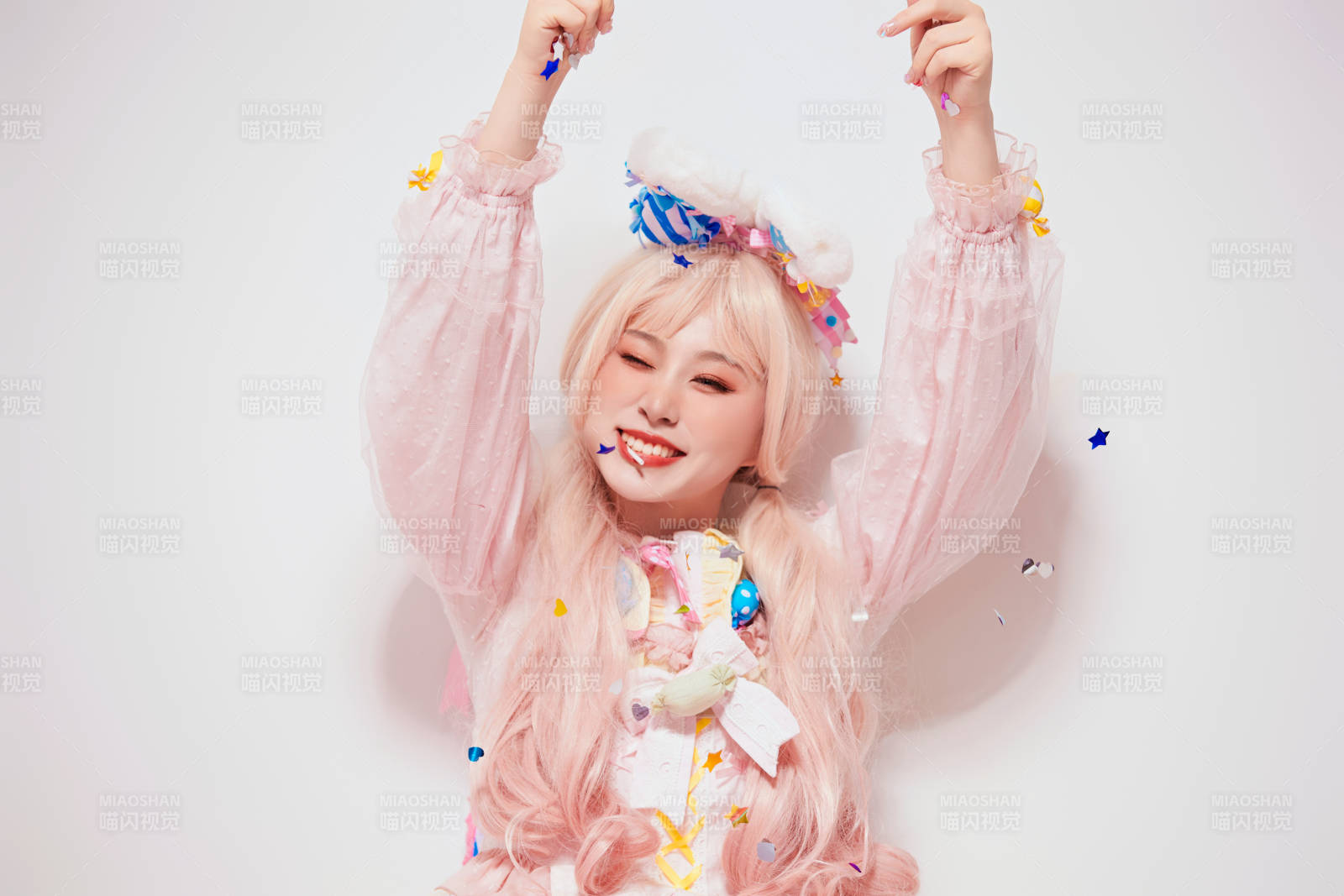 穿着糖果洛丽塔服装庆祝生日的亚洲少女图片