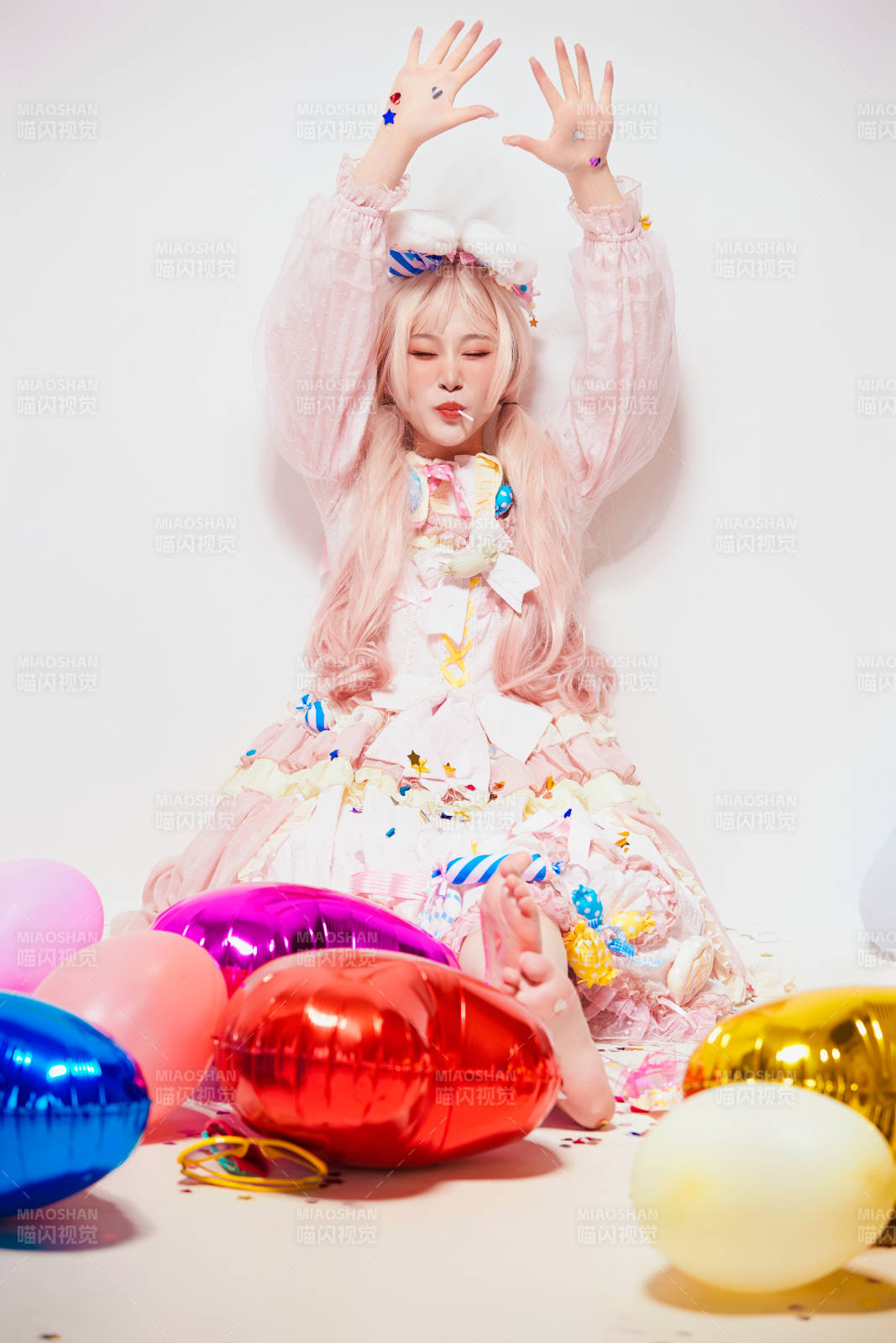 穿着糖果洛丽塔服装庆祝生日的亚洲少女图片