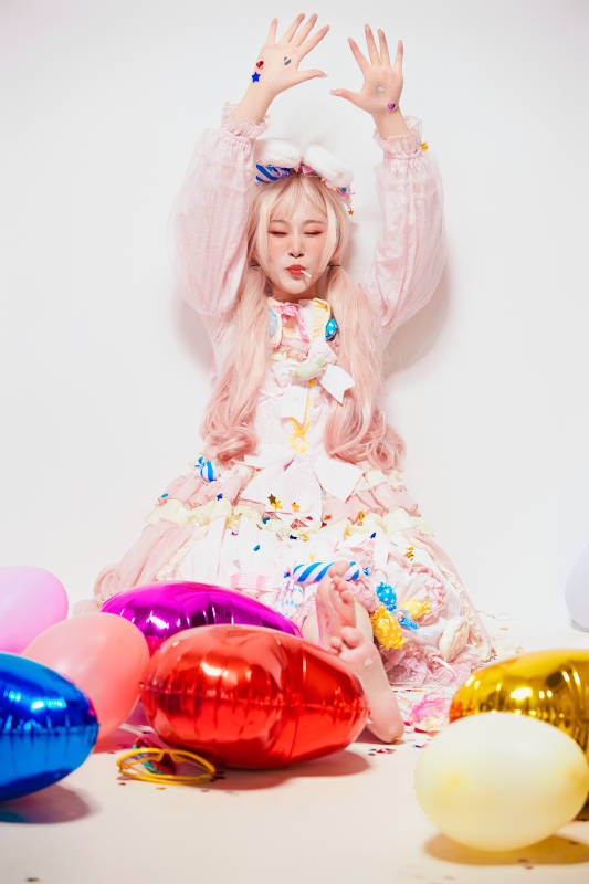 穿着糖果洛丽塔服装庆祝生日的亚洲少女图片