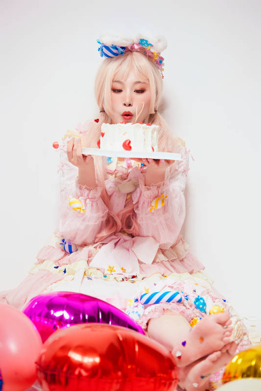 穿着糖果洛丽塔服装庆祝生日的亚洲少女图片