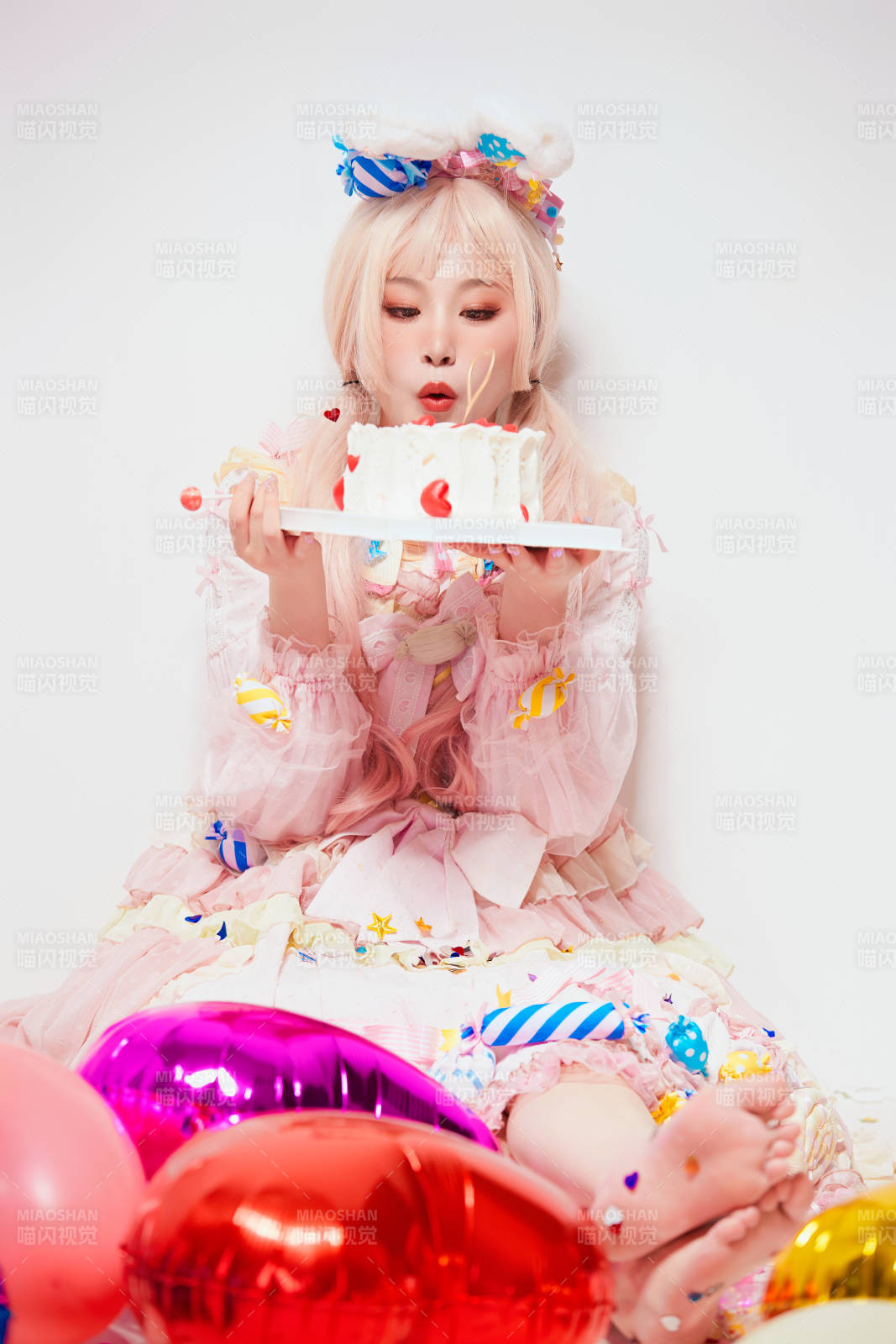 穿着糖果洛丽塔服装庆祝生日的亚洲少女图片