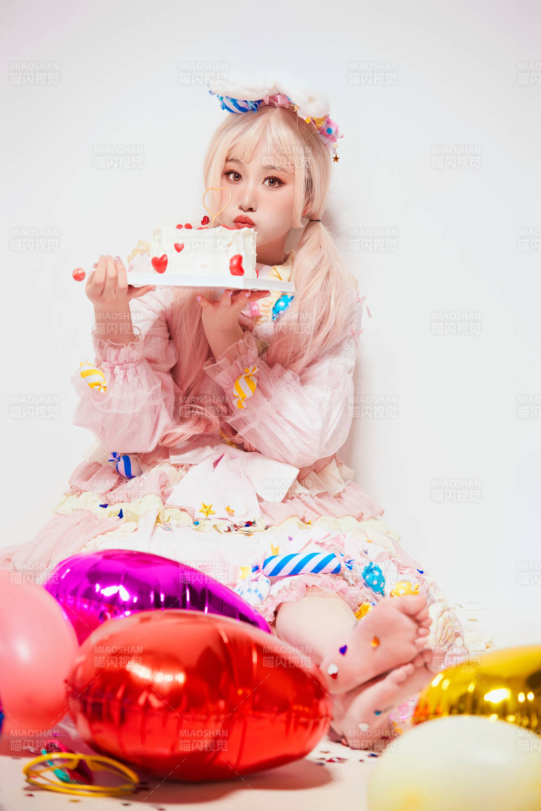 穿着糖果洛丽塔服装庆祝生日的亚洲少女图片