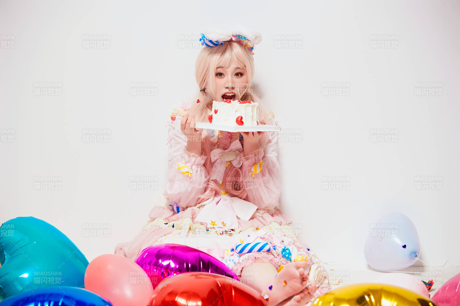 穿着糖果洛丽塔服装庆祝生日的亚洲少女图片