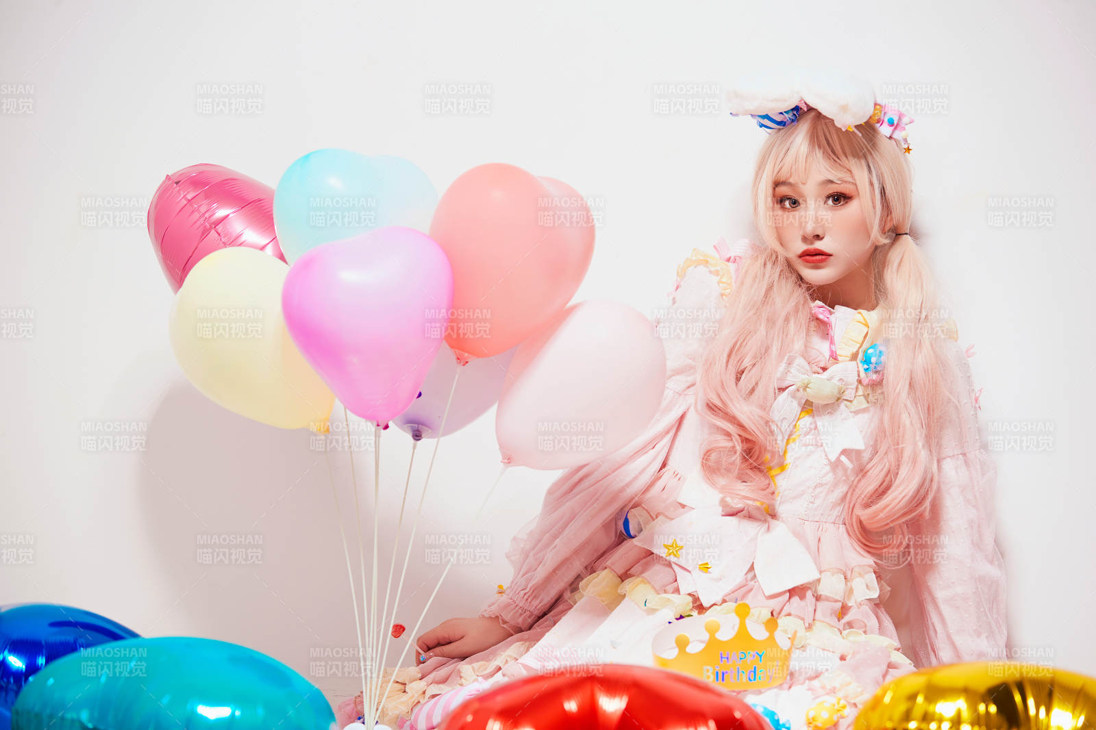 穿着糖果洛丽塔服装庆祝生日的亚洲少女图片