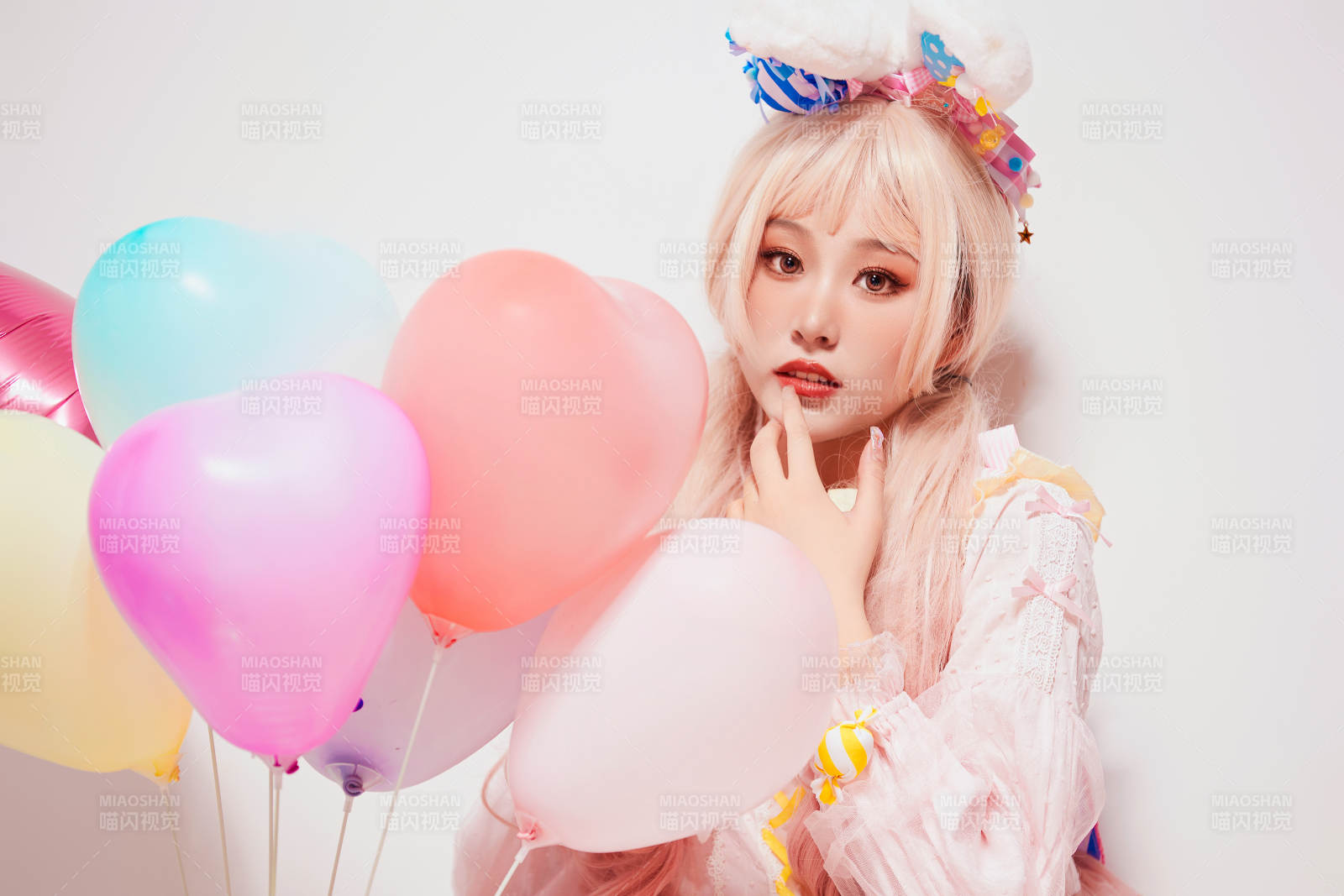 穿着糖果洛丽塔服装庆祝生日的亚洲少女图片