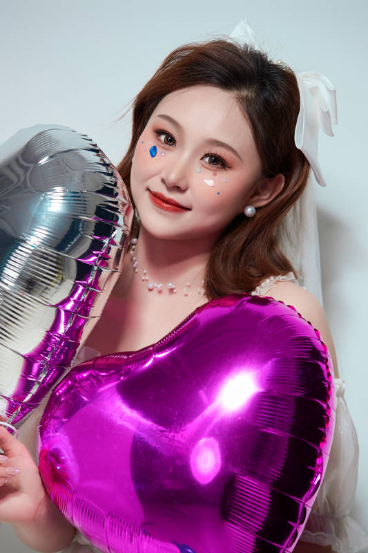 穿着公主裙手拿气球庆祝生日的亚洲女性图片