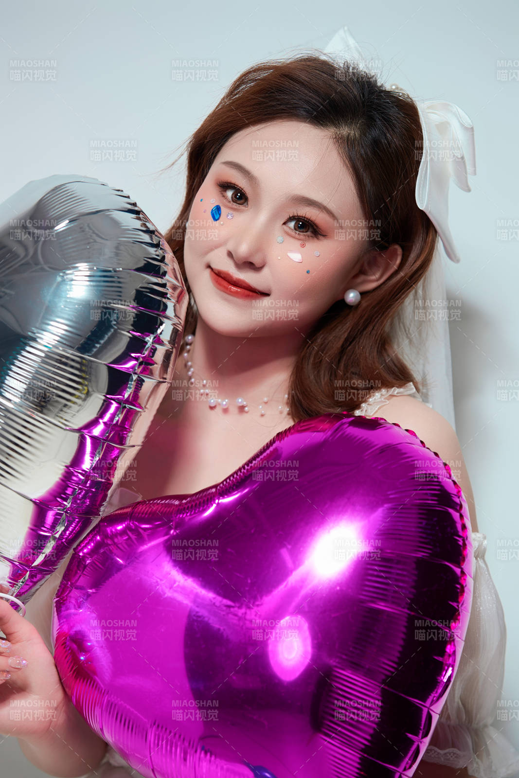 穿着公主裙手拿气球庆祝生日的亚洲女性图片