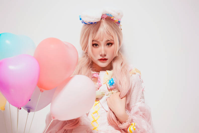 穿着糖果洛丽塔服装庆祝生日的亚洲少女图片
