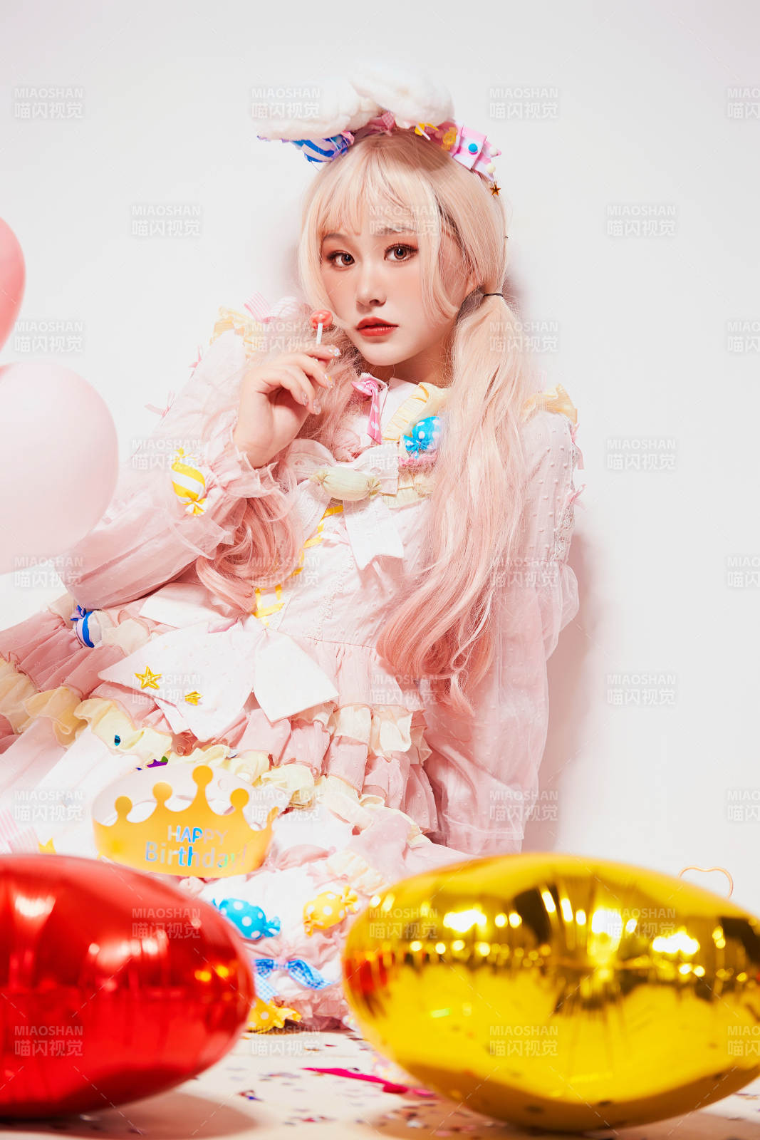 穿着糖果洛丽塔服装庆祝生日的亚洲少女图片