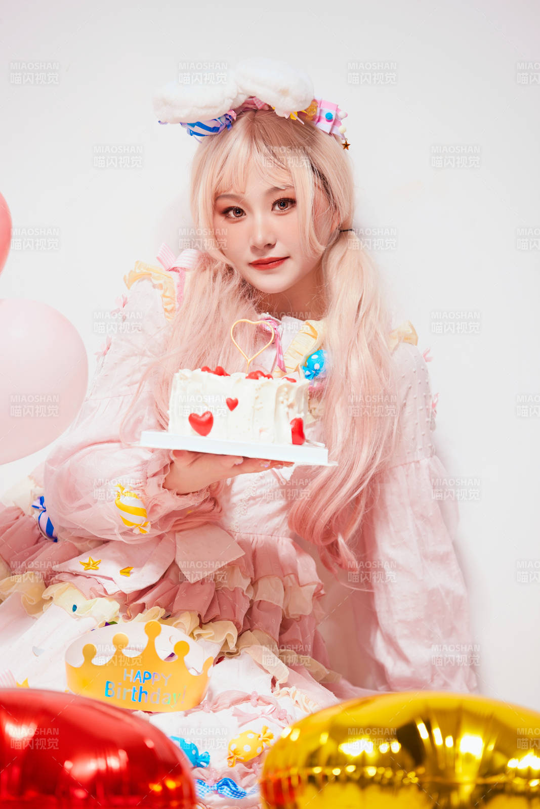 穿着糖果洛丽塔服装庆祝生日的亚洲少女图片