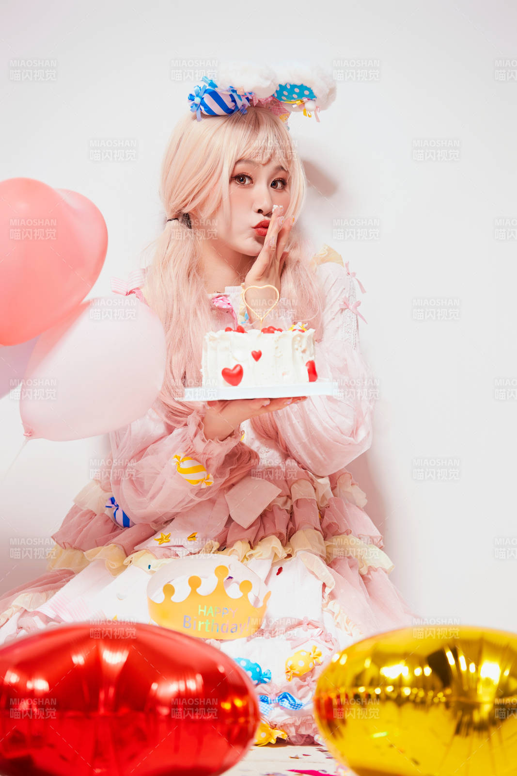 穿着糖果洛丽塔服装庆祝生日的亚洲少女图片