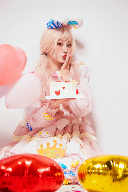 穿着糖果洛丽塔服装庆祝生日的亚洲少女图片