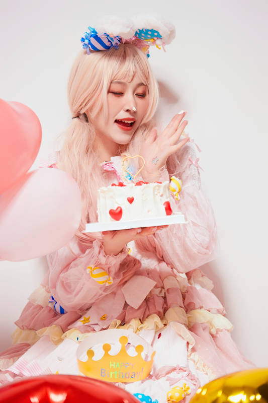 穿着糖果洛丽塔服装庆祝生日的亚洲少女图片