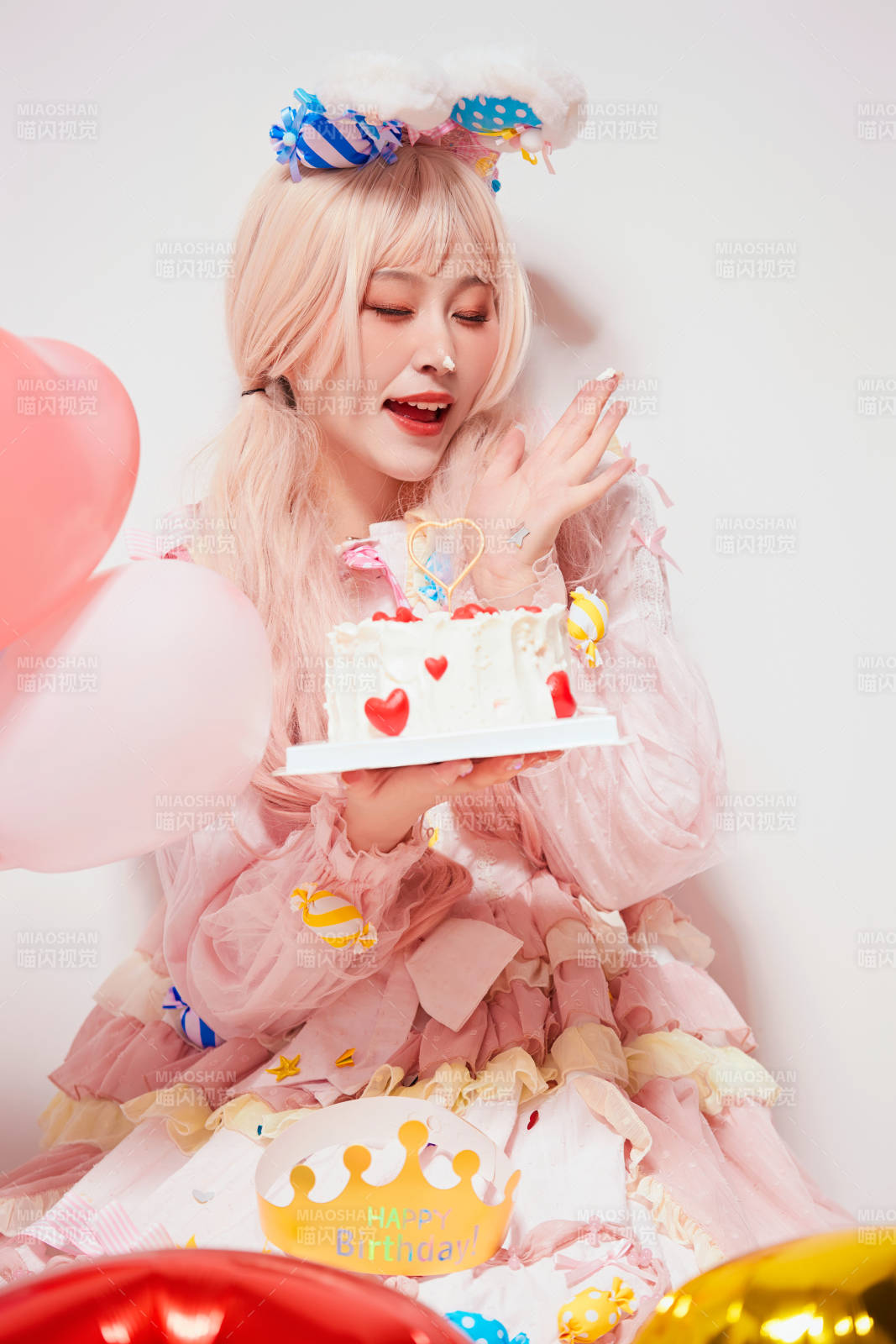 穿着糖果洛丽塔服装庆祝生日的亚洲少女图片